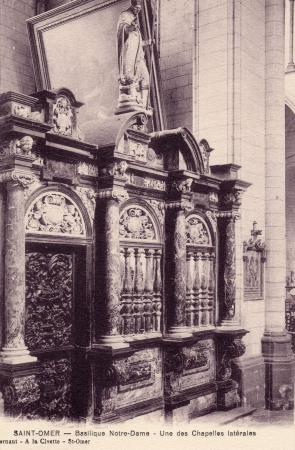 Une des chapelles latérale  richement décorée  et surmontée d'une statue d'évêque.
